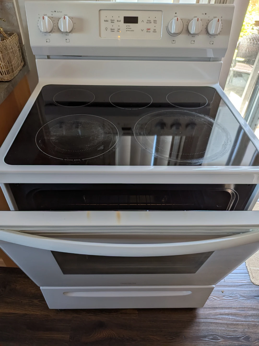 Frigidaire stove - photo 4