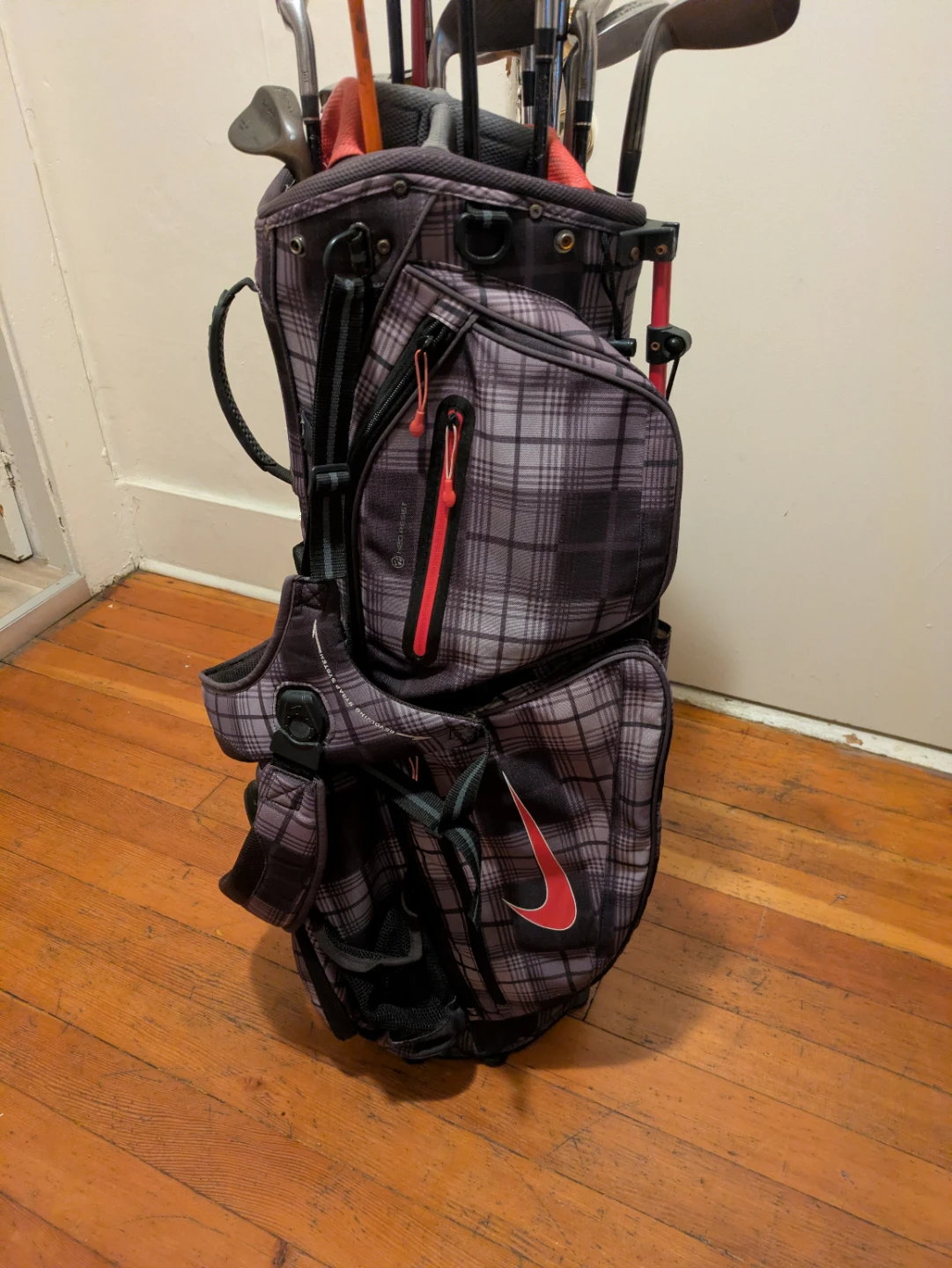 Nike Golf Bag with Callaway & Nickent Clubs