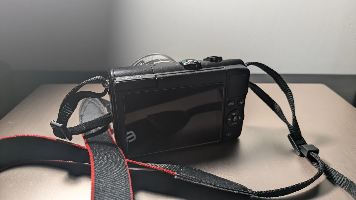 Canon EOS M100 + Accessories (Mint Condition) - photo 2
