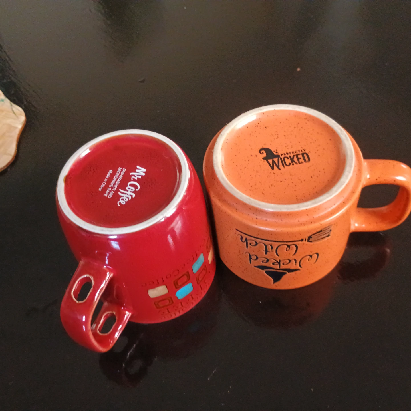 Brown and red coffee cups - photo 3