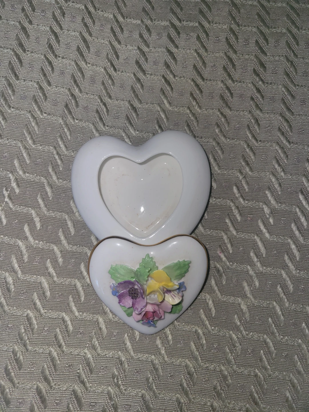 Heart-shaped trinket box with floral design - photo 2