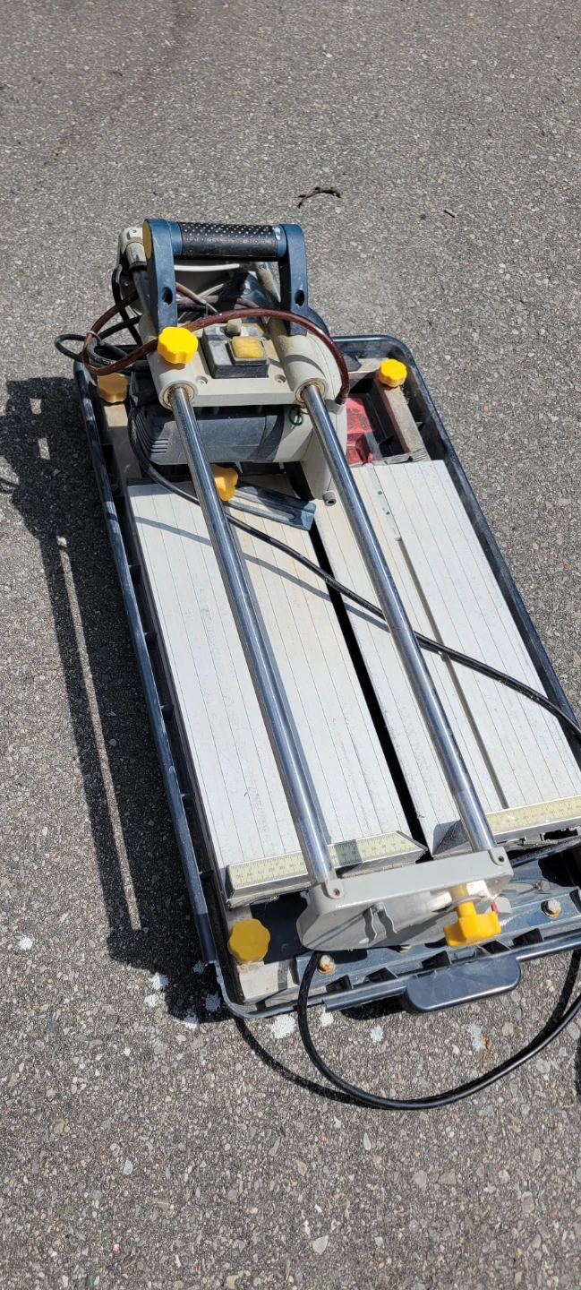 Mastercraft Wet Saw for Tile Cutting