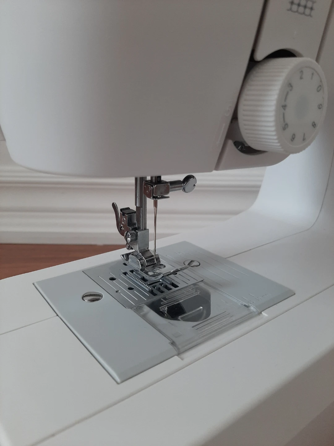 Singer M1150 Sewing Machine - photo 3