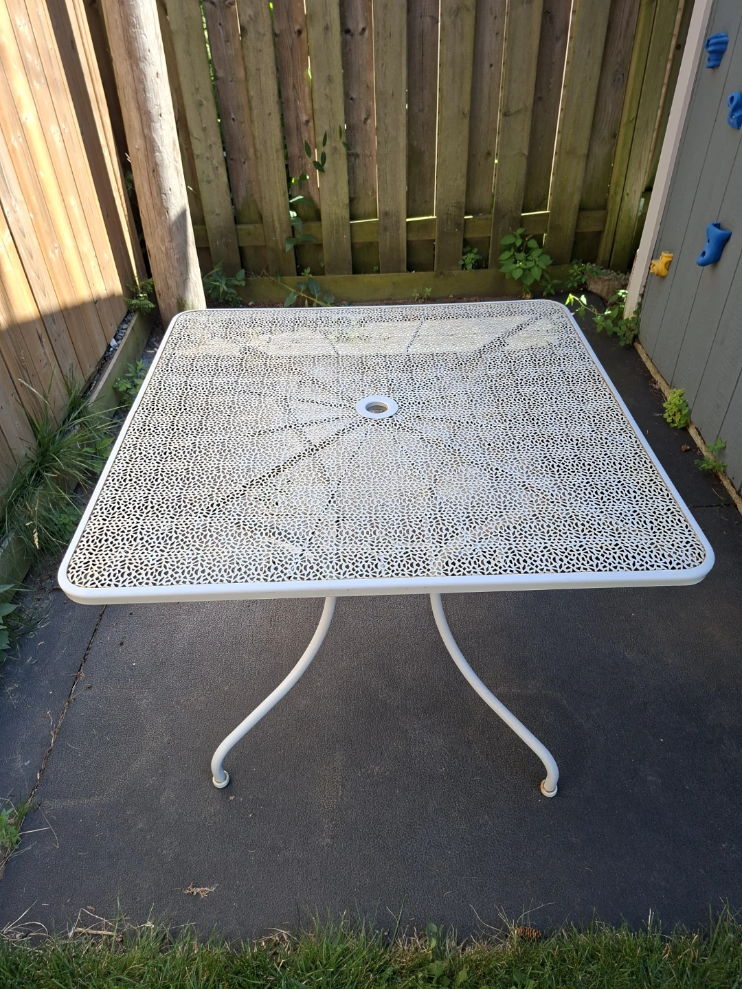 Free outdoor table - photo 2
