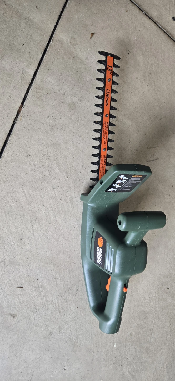 Black & Decker Hedge Trimmer 13-inch - photo 2
