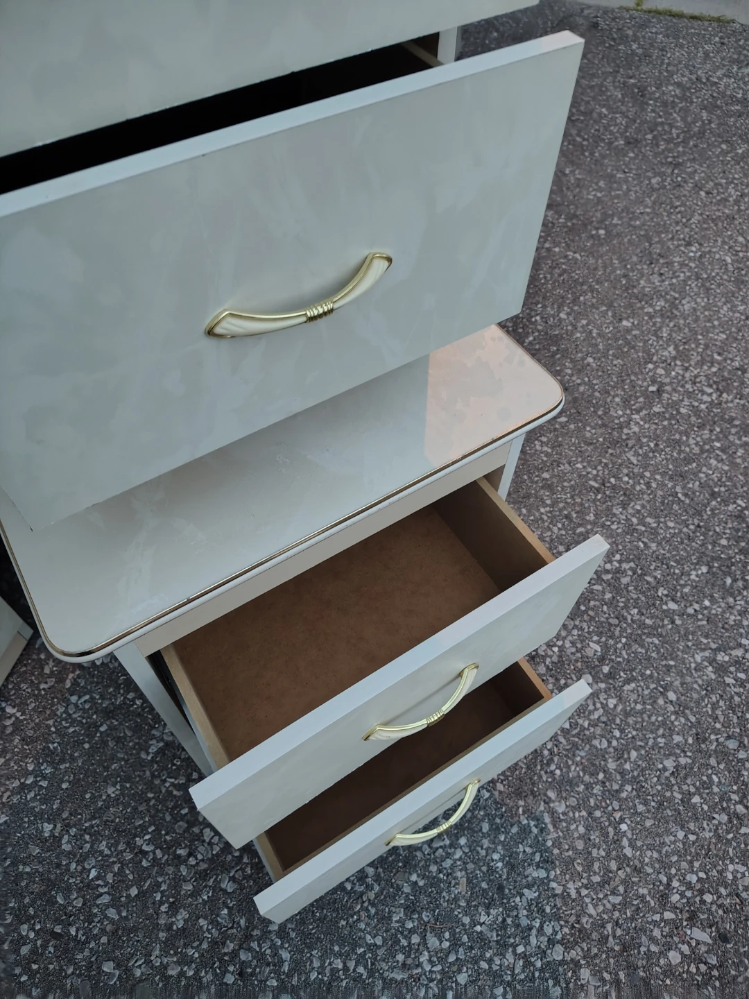 Cream coloured dresser and nightstand set - photo 4