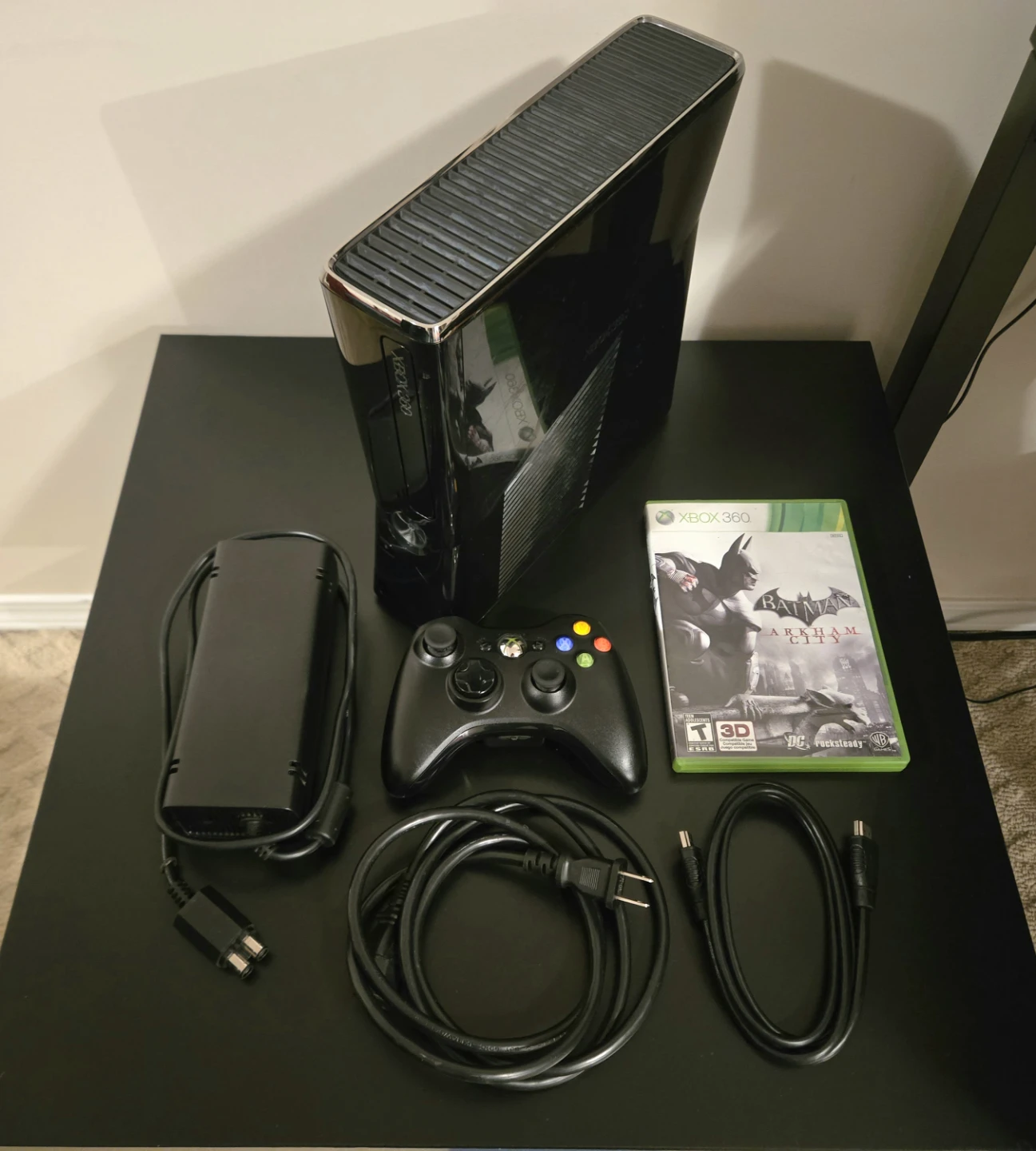 XBOX 360 SLIM 250GB + CONTROLLER + BATMAN ARKHAM KNIGHT