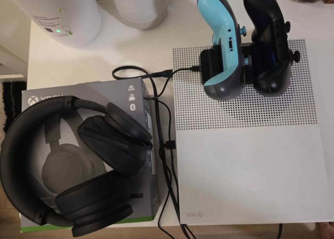 Xbox One S Console with 2 Controllers and Headphones - photo 3