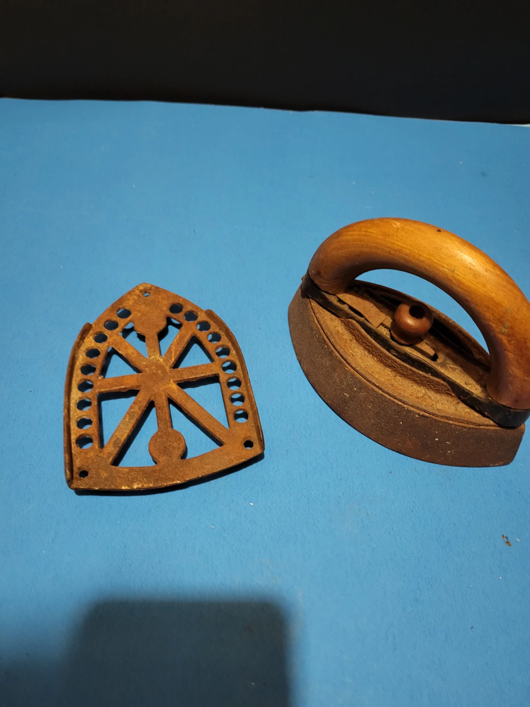 Antique Sad Iron with Trivet - photo 2