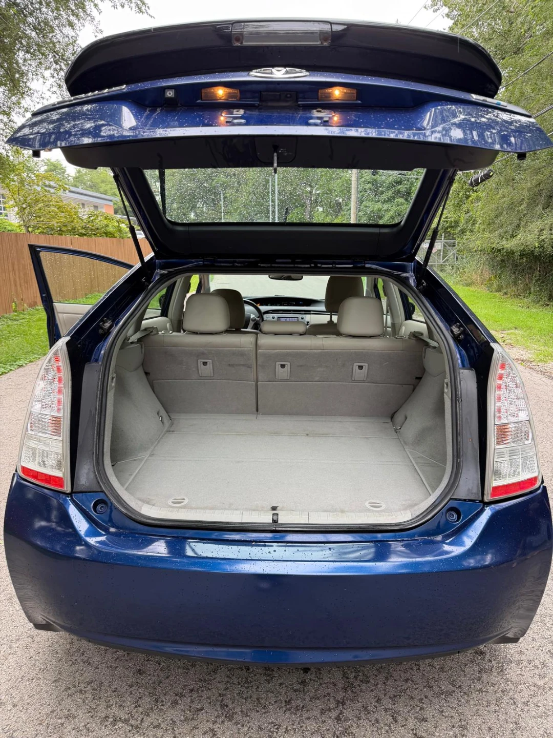Blue Toyota Prius Hybrid - photo 4