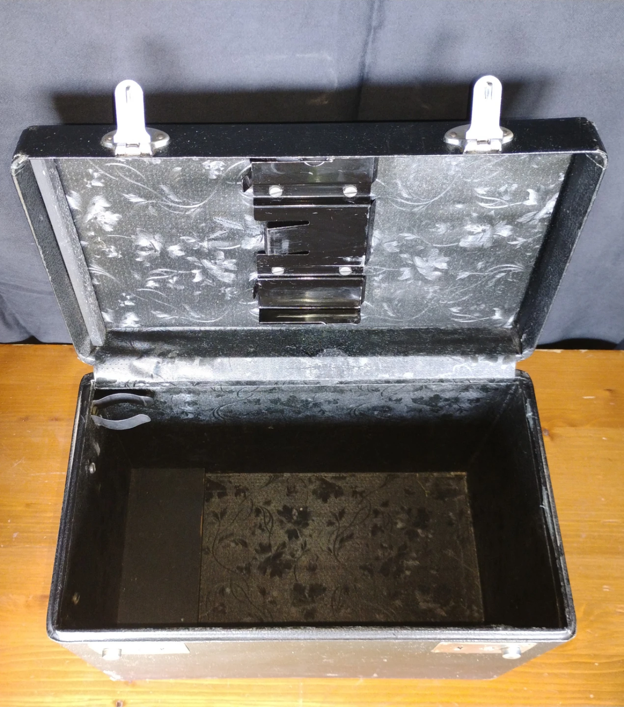 Singer  portable sewing maching - photo 3