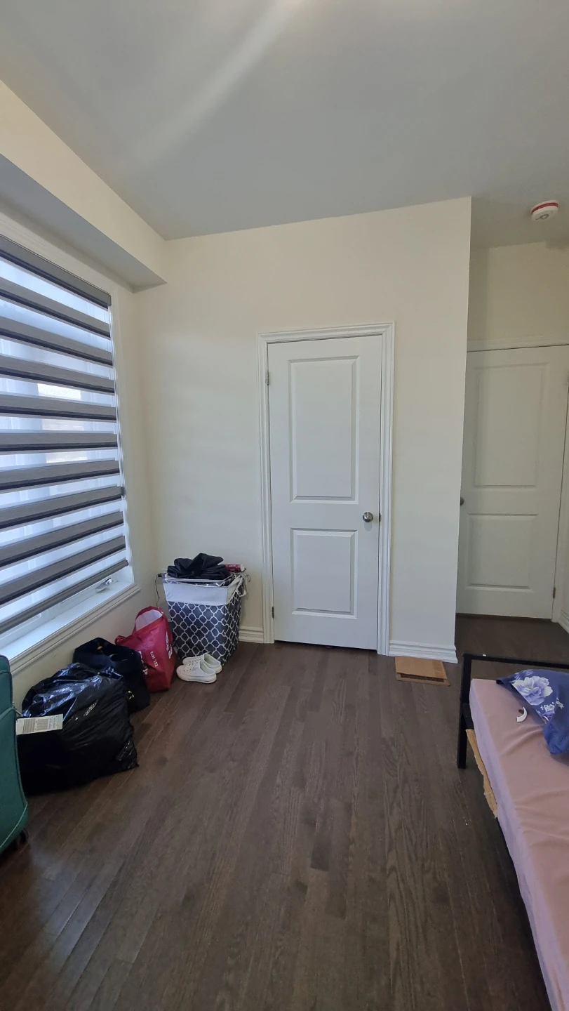 Private room with attached bathroom - photo 2