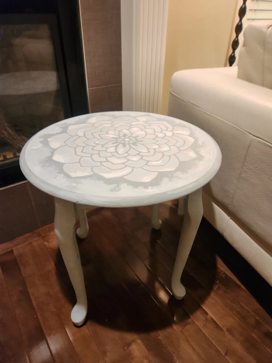 Hand painted Round Accent Table with lotus flower design - photo 3