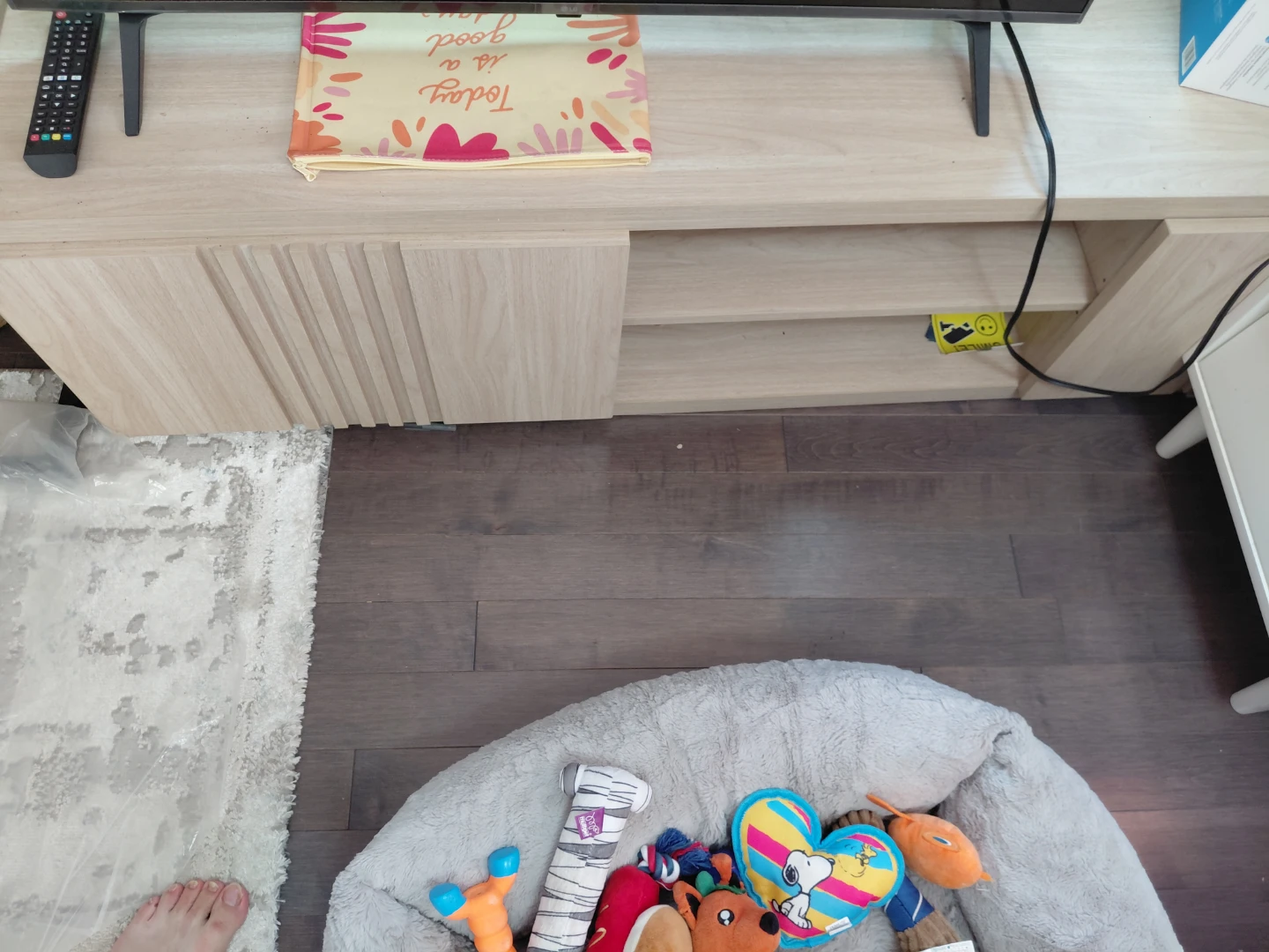 68 inch tv stand in solid wood - photo 2