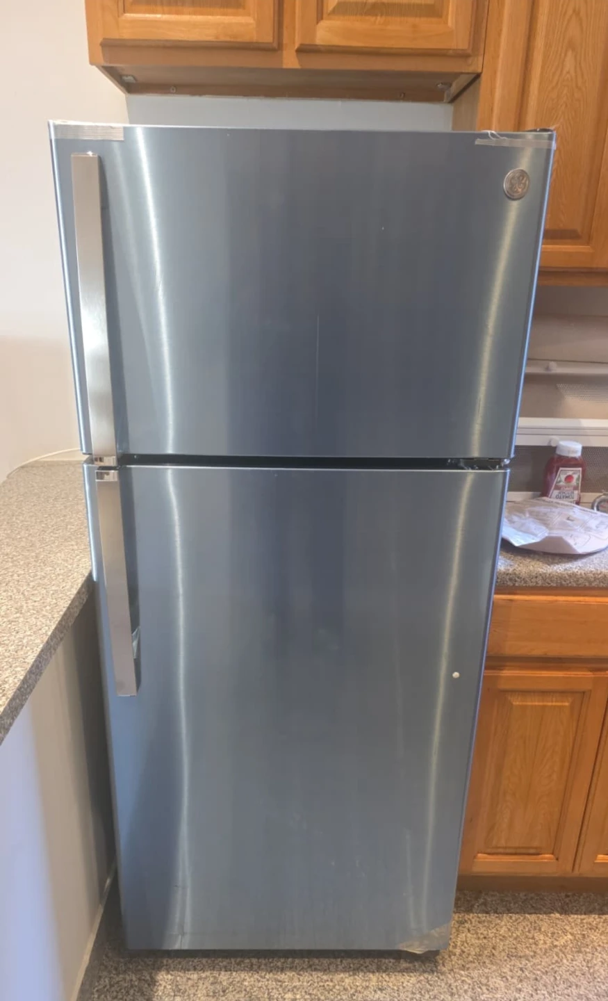 New GE 28in Stainless steel Refrigerator w ice maker