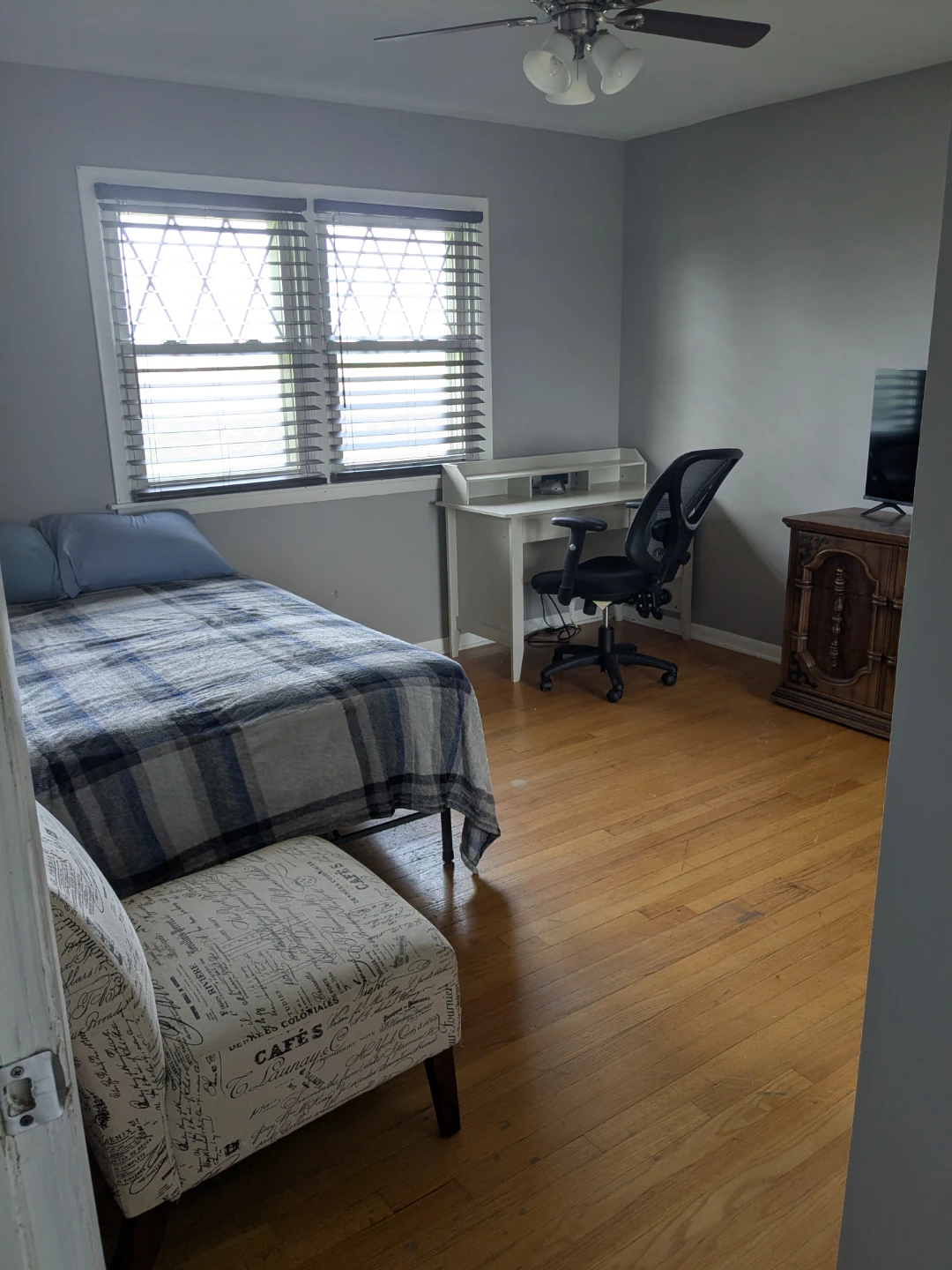 Large furnished room for rent - photo 2