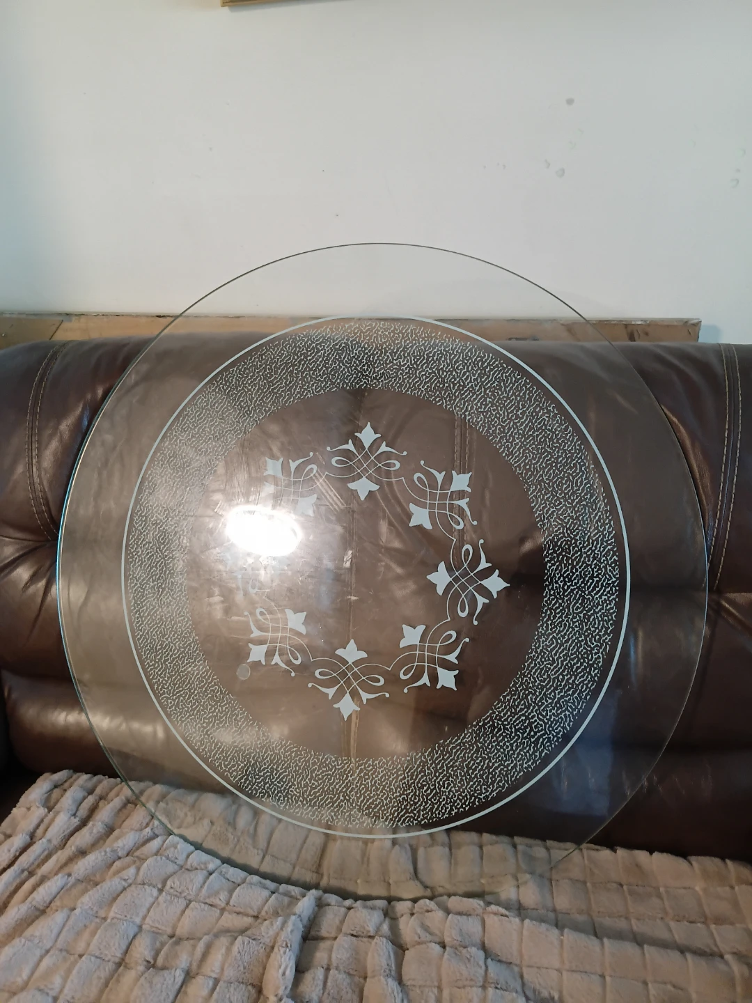 Round glass tabletop with decorative etching - photo 3