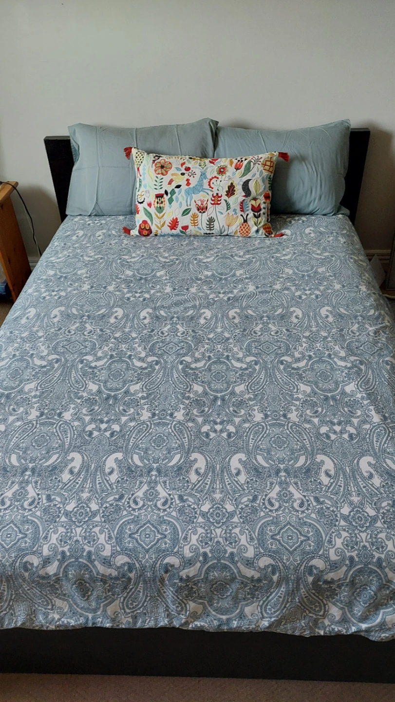 COMPLETE Double Bed/Mattress Protector/2 Pillows/ Bed Sheets