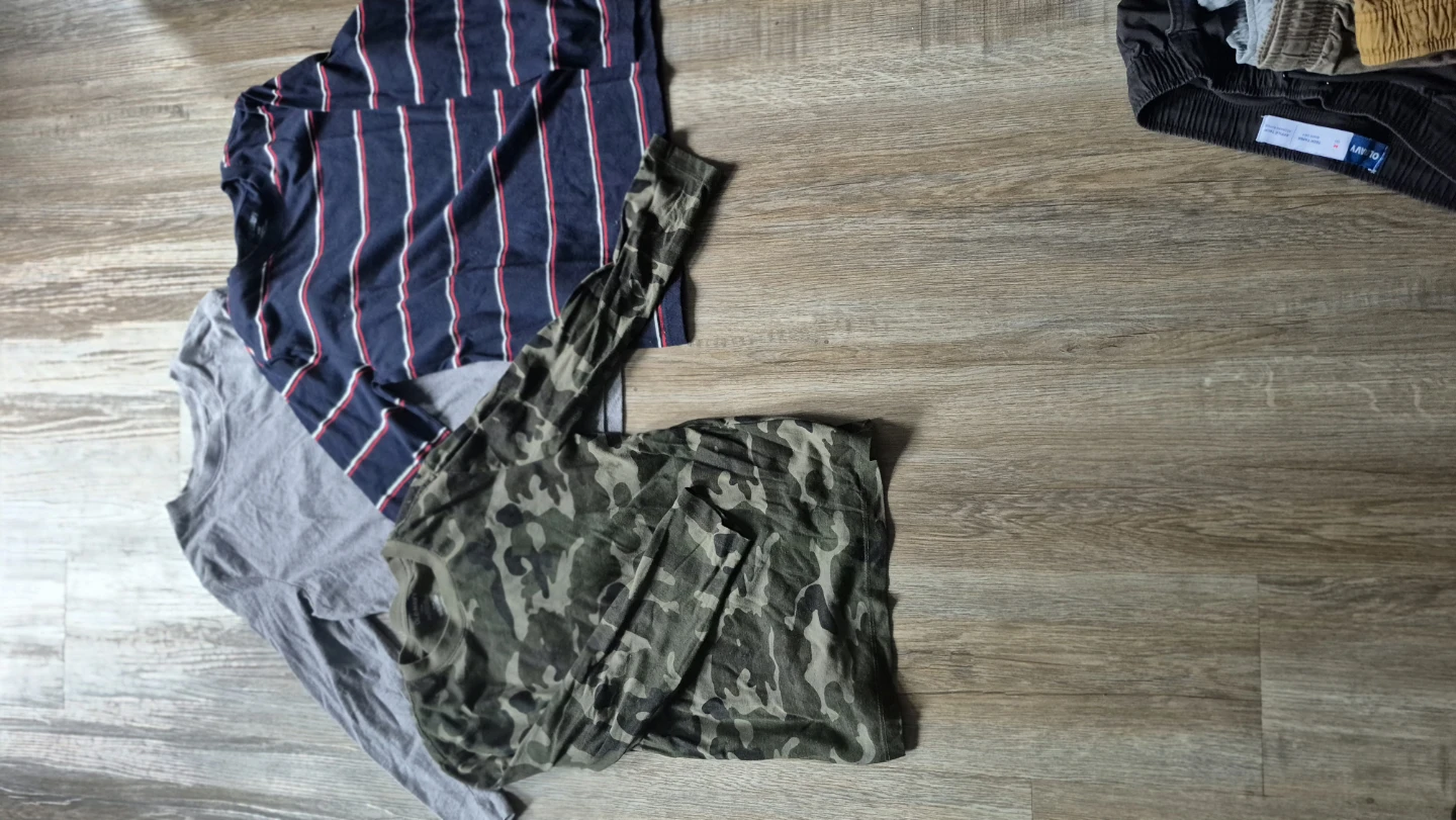 3 Old Navy Boys T-Shirt Bundle Size M (8)