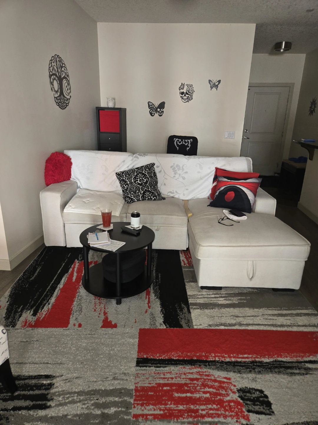 All must go !!!!!! 2 Patterned rugs, Coffee table & 2 bar stools - photo 3