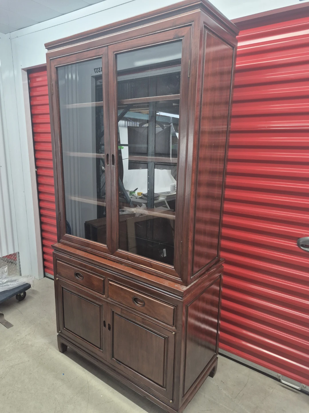 Wooden hutch with glass display doors Rosewood finish - photo 3