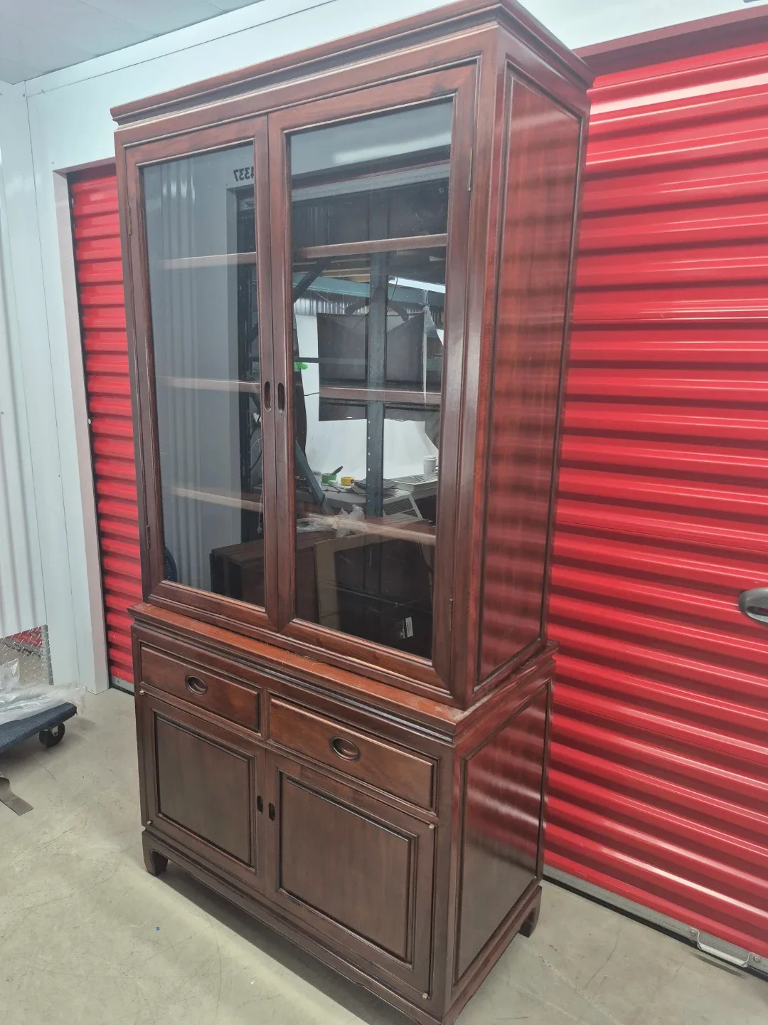 Wooden hutch with glass display doors Rosewood finish - photo 3