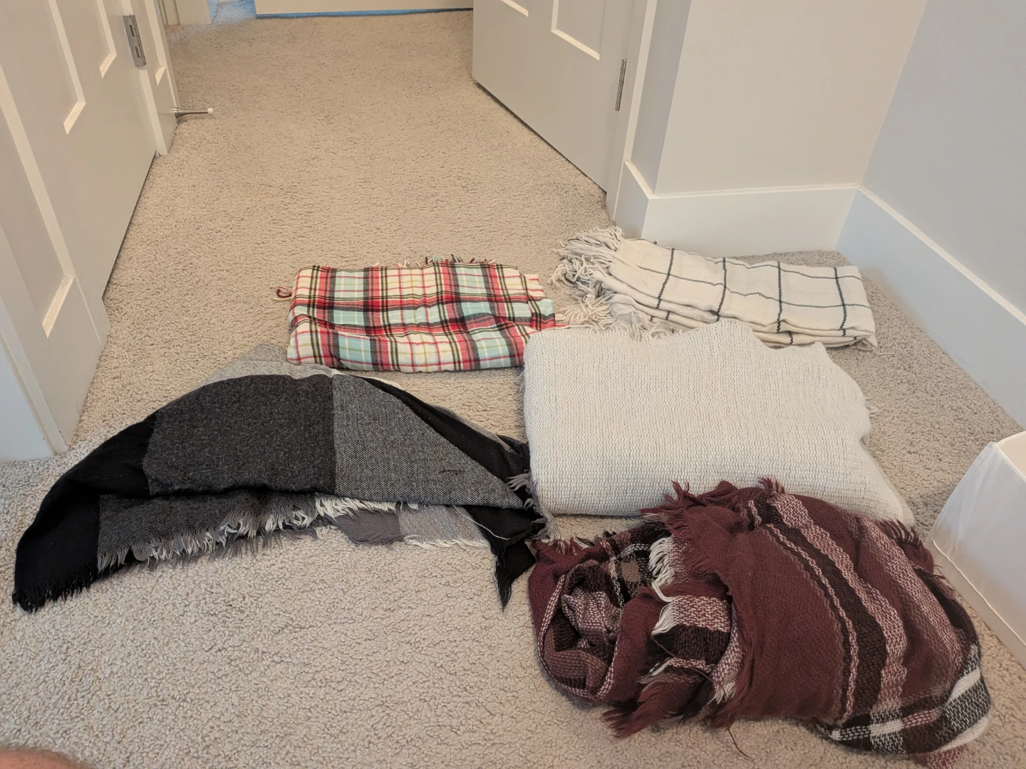 Mixed Lot of Scarves and Throws - photo 2