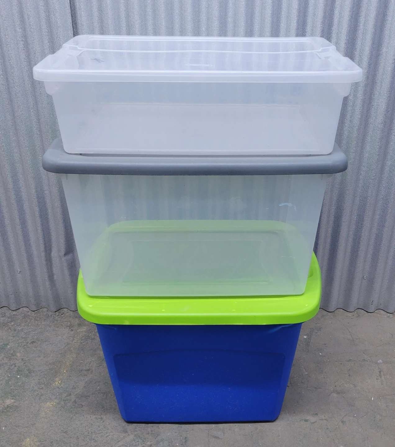 Bins with lids. READ DESCRIPTION!!