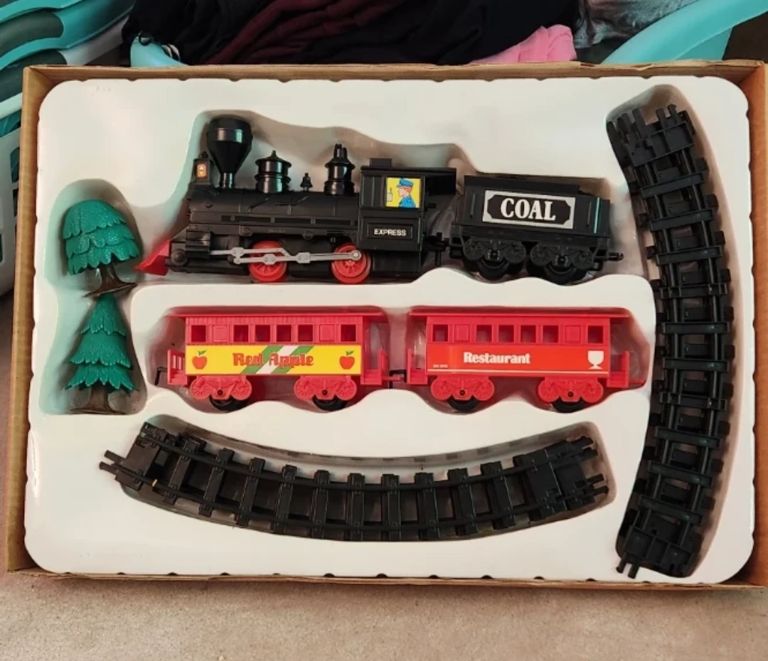 New Vintage 14 Piece Battery Operated Train Set in box - photo 2