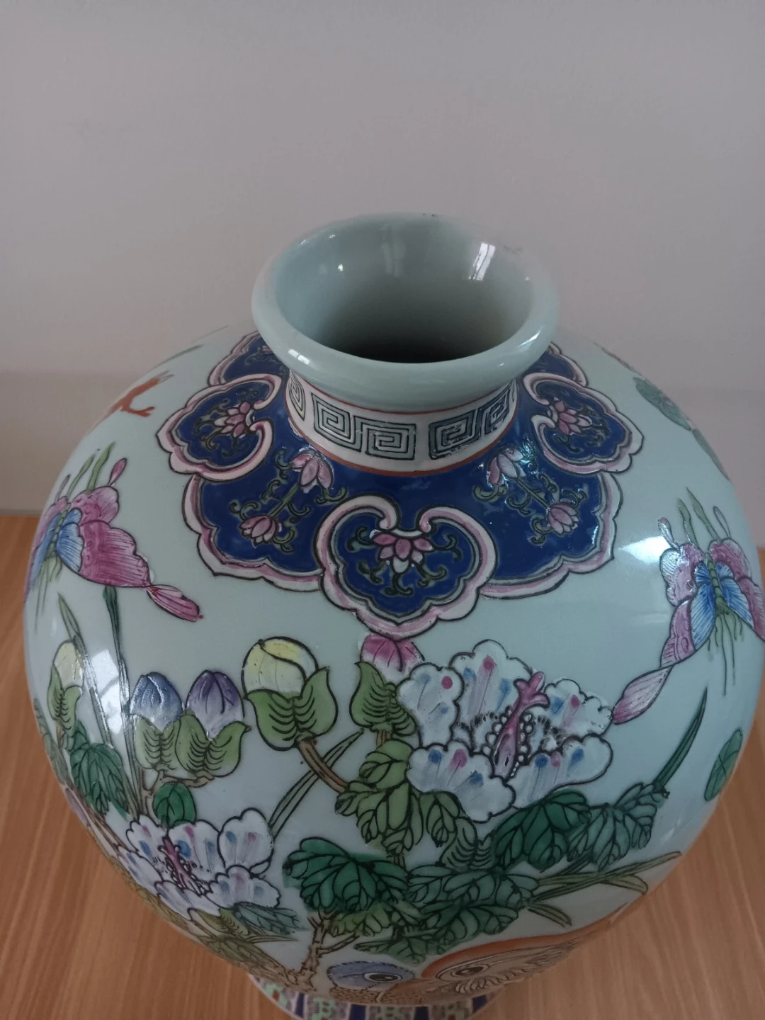 Vintage Chinese Famille Rose Porcelain Baluster Vase - photo 3