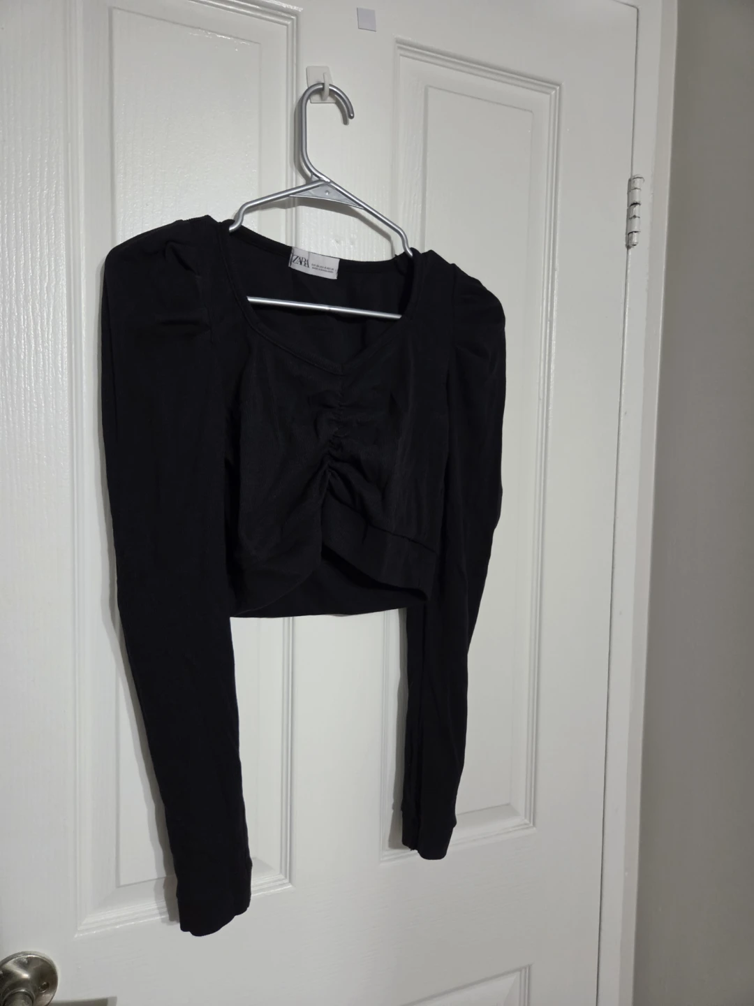 2 crop tops, 1top,each 5 cad - photo 2