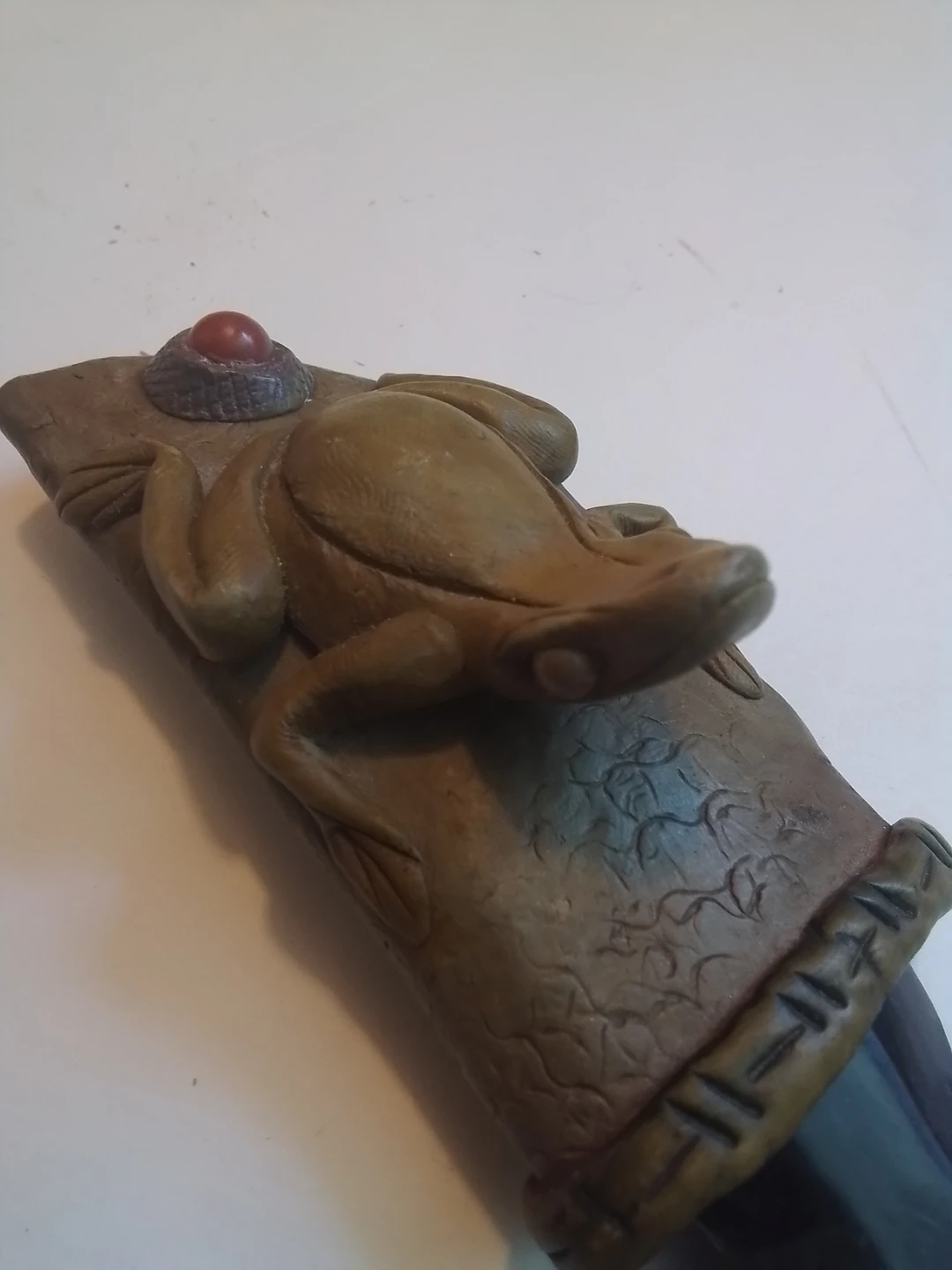 Hand-Carved Veined Stone Ceremonial Knife & Figural Frog Sheath - photo 3