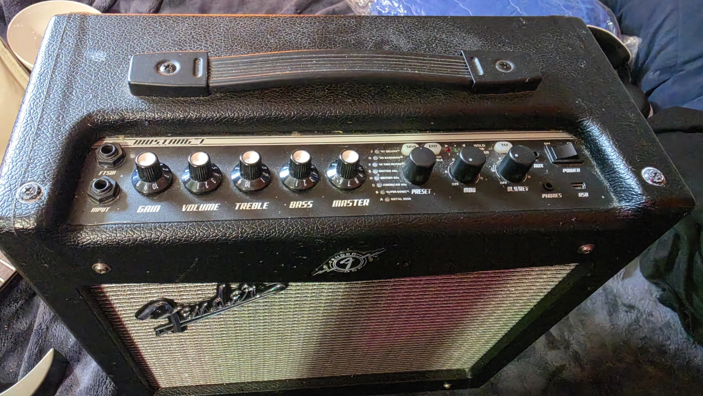 Fender Mustang I (v.2) Guitar Amplifier - photo 2