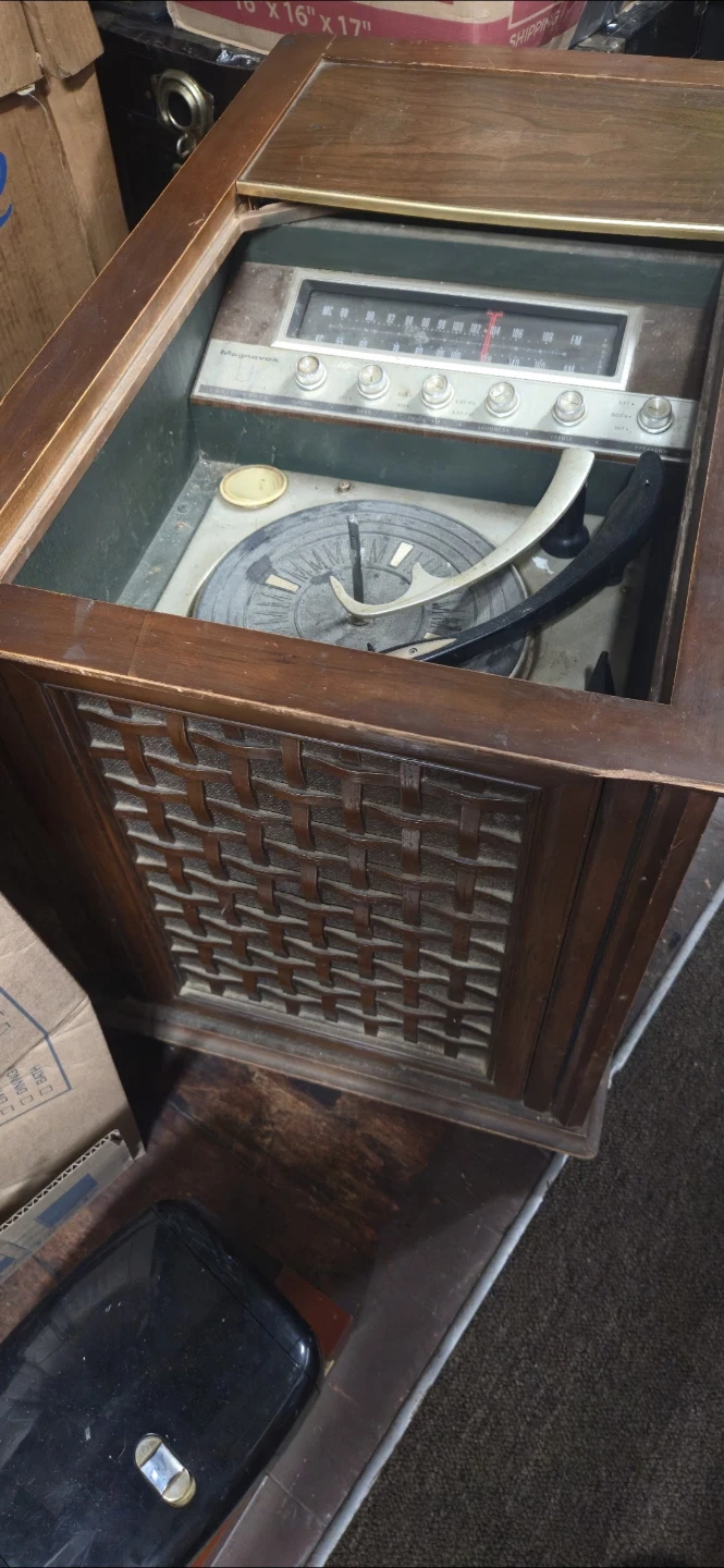 Vintage Record Player and Radio Combo - photo 5