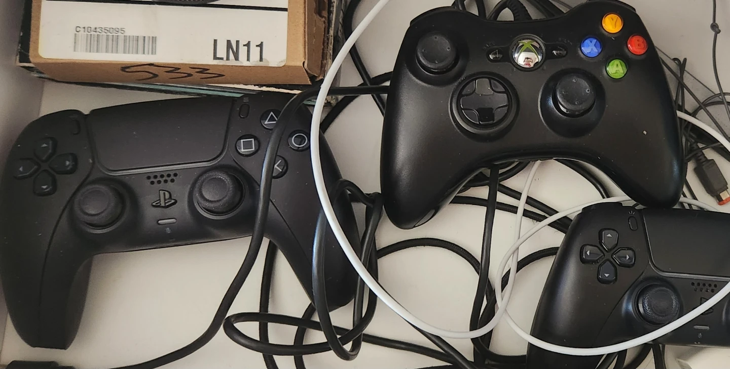 3 video games controller