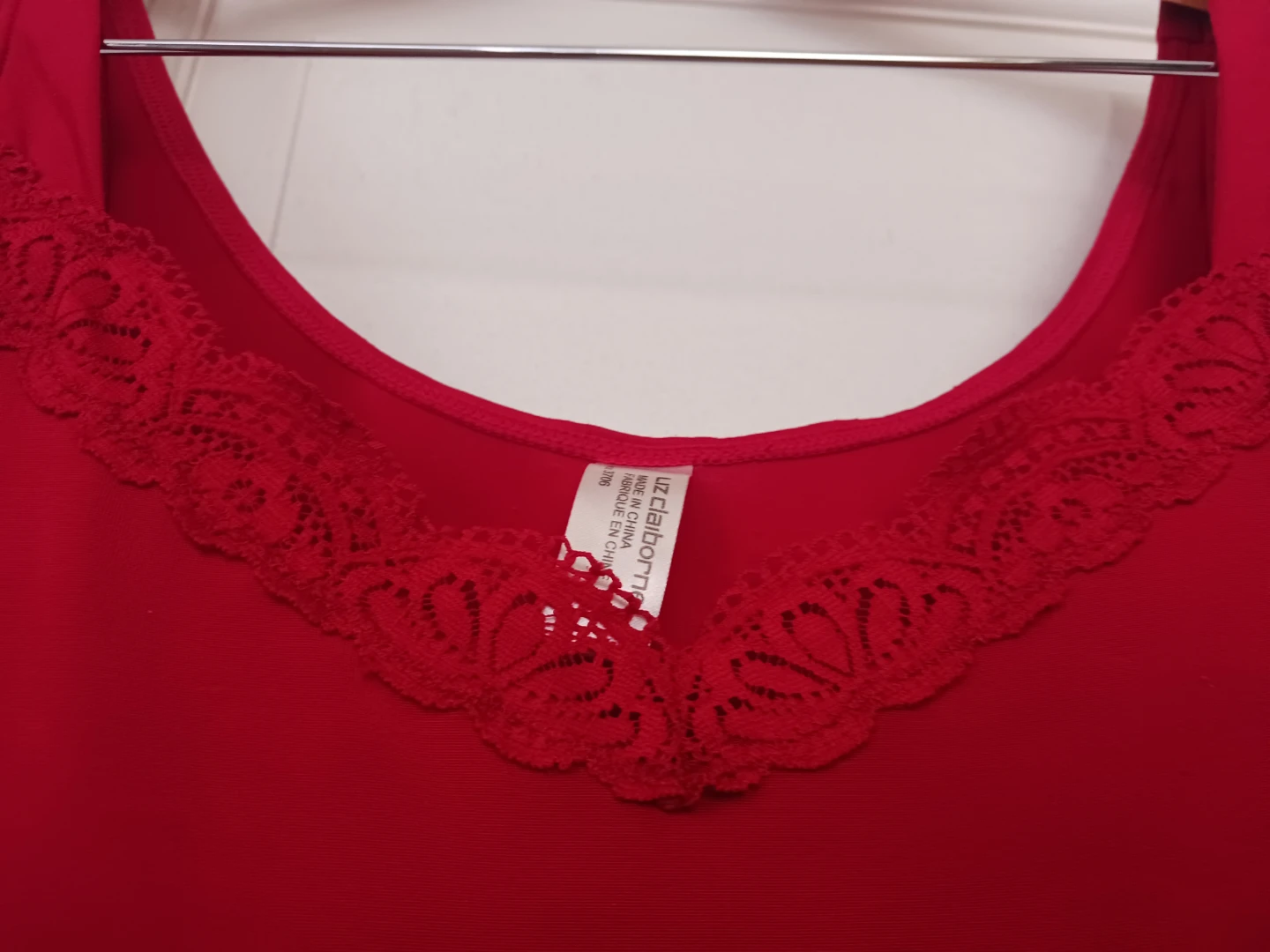 LIZ CLAIBORNE  Red Lace Trim Camisole. Size Small - photo 2