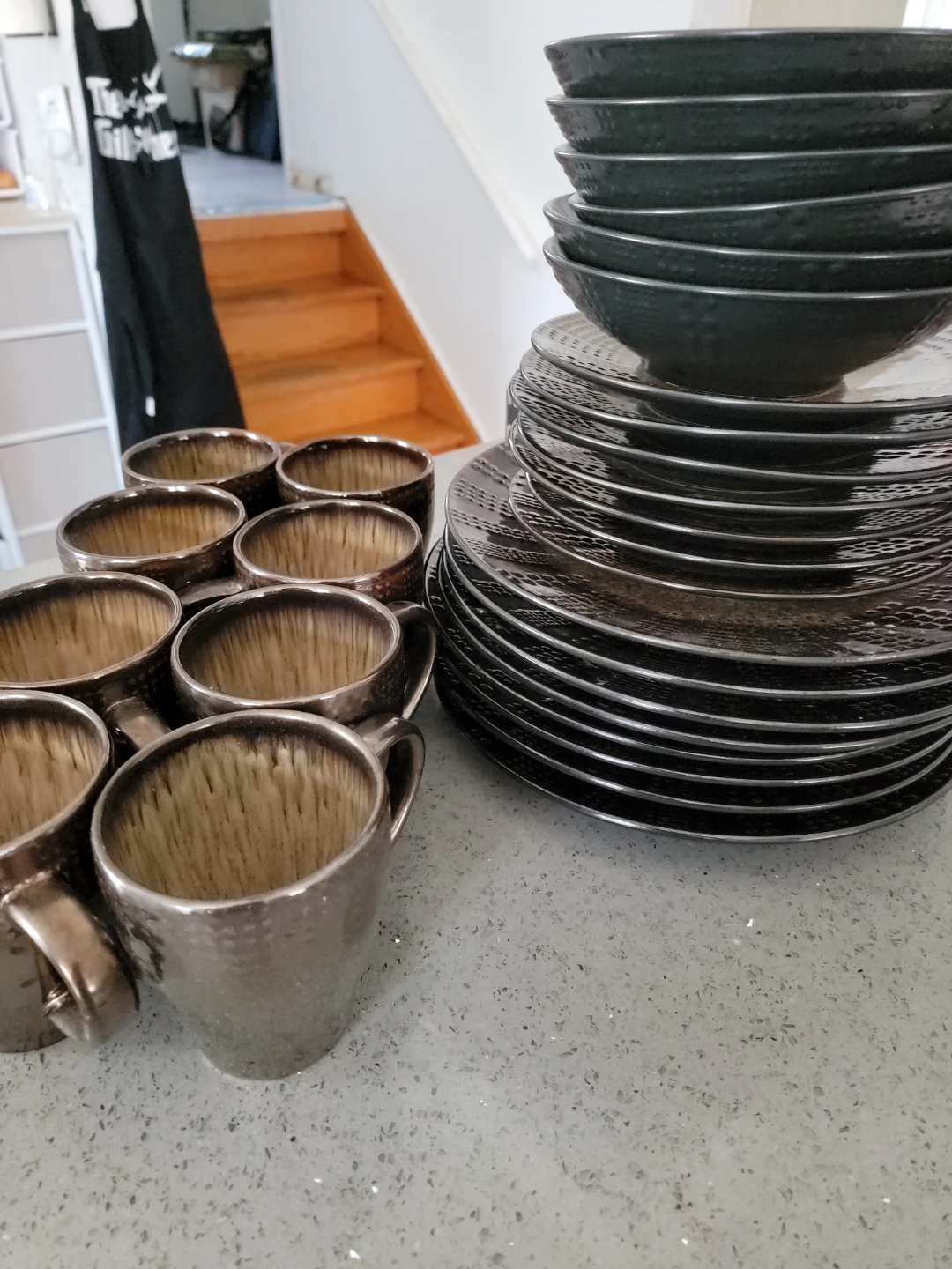 Set of 4 Mugs and 18-piece Dinnerware Set