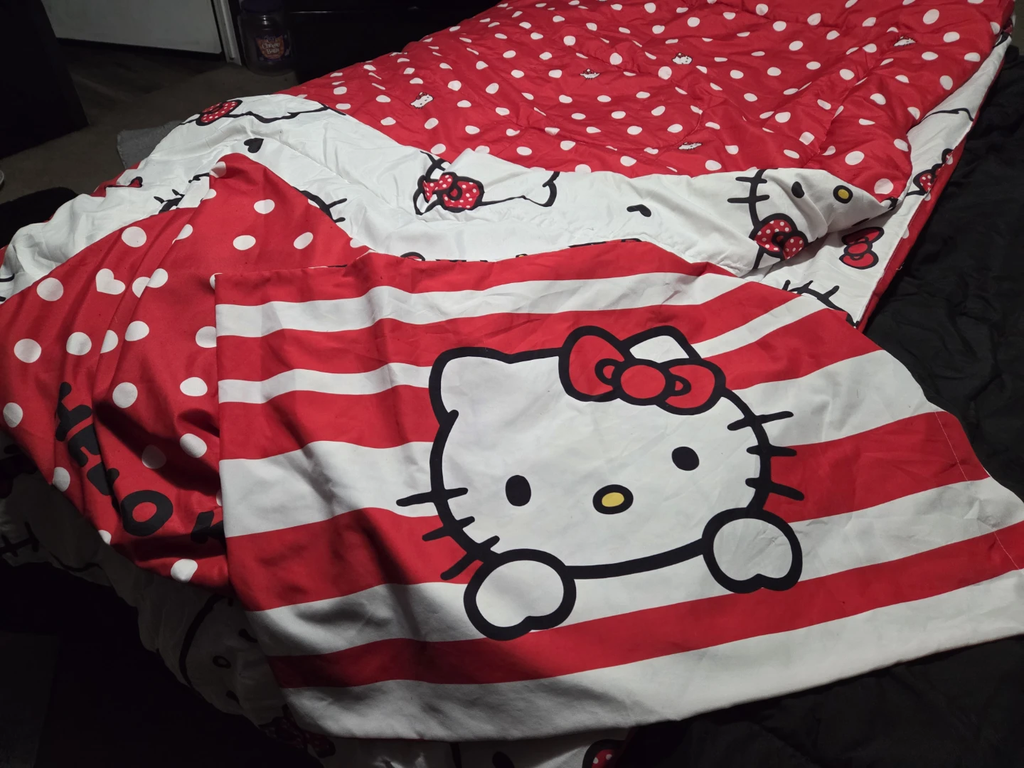Hello Kitty Comforter with 2 pillow cases  size full - photo 4