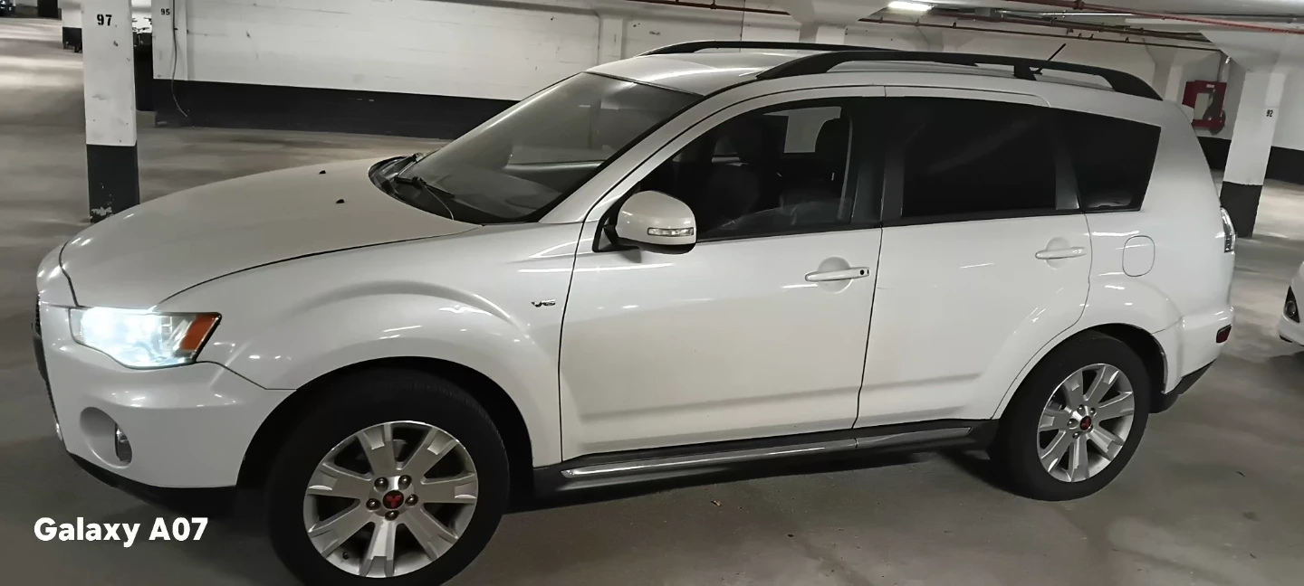 White Mitsubishi Outlander V6 MIVEC SUV - photo 2