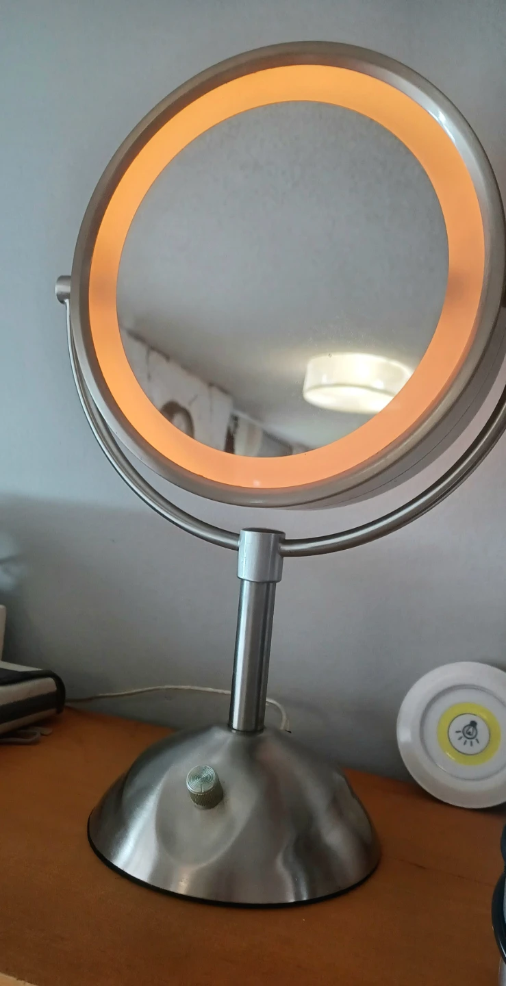 Mirror with light and one side magnifier