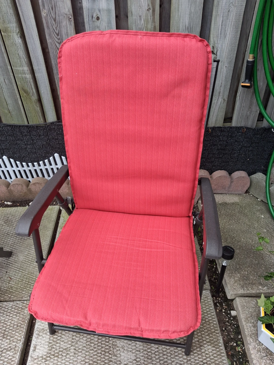 Red outdoor chair set with side table - photo 4