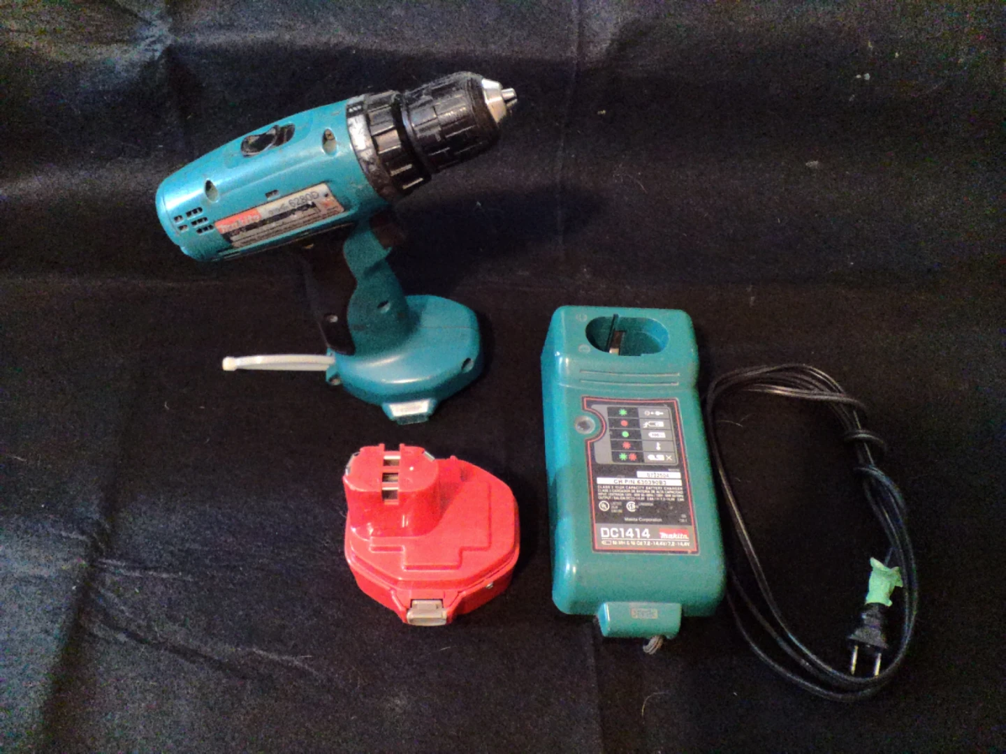 Makita Cordless Drill with Charger and Battery - photo 2