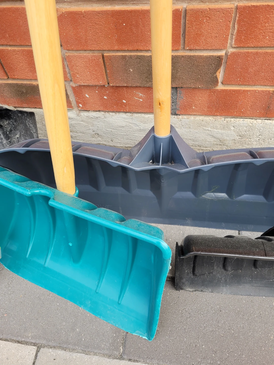 Anvil & Yardworks Snow Shovels - photo 3