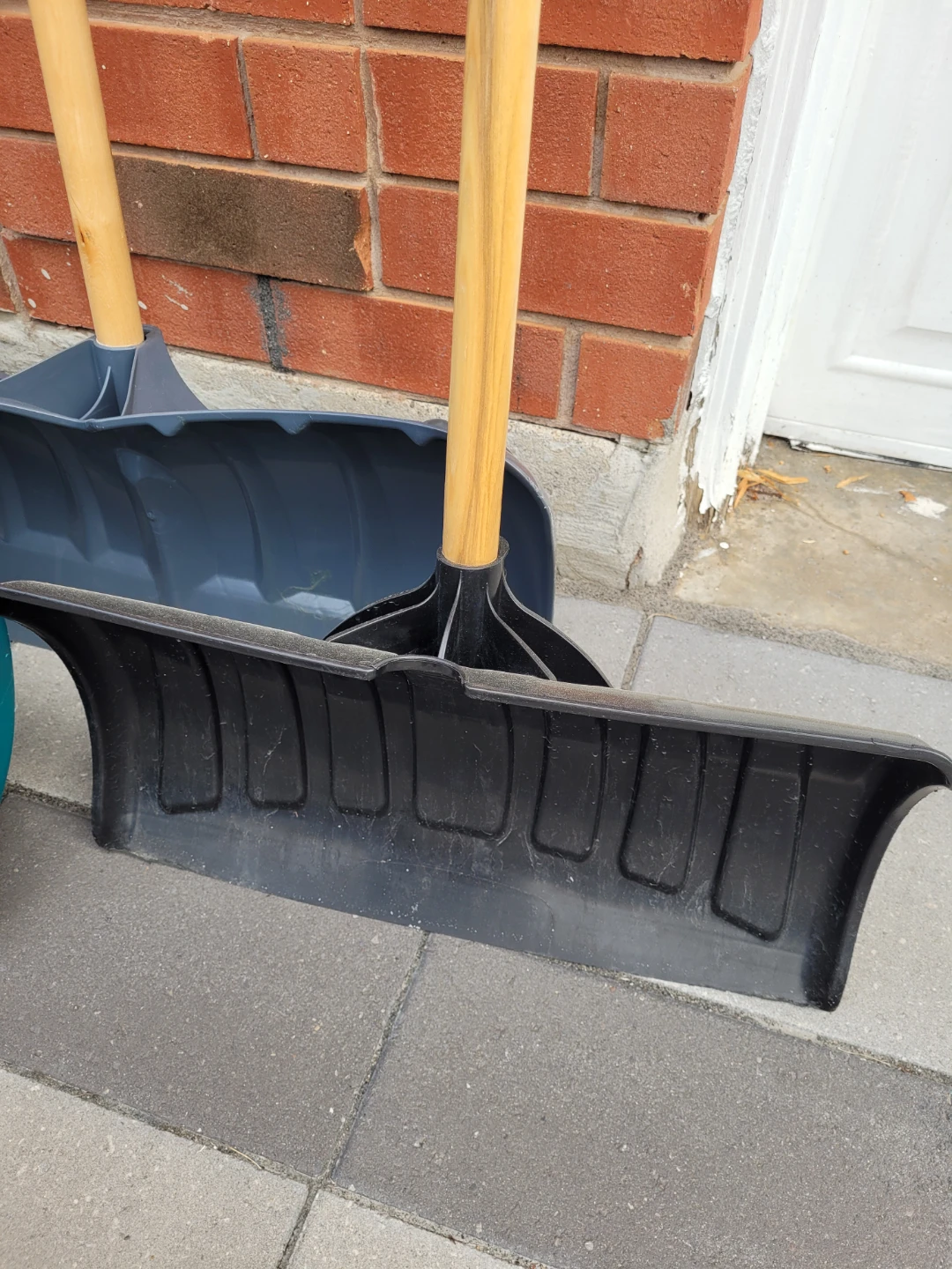 Anvil & Yardworks Snow Shovels - photo 4