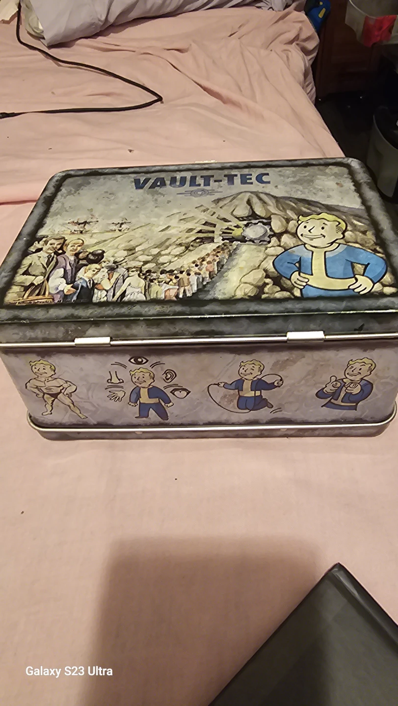 Vault-Tec Fallout 3 Making Of Collector's Lunchbox - photo 3