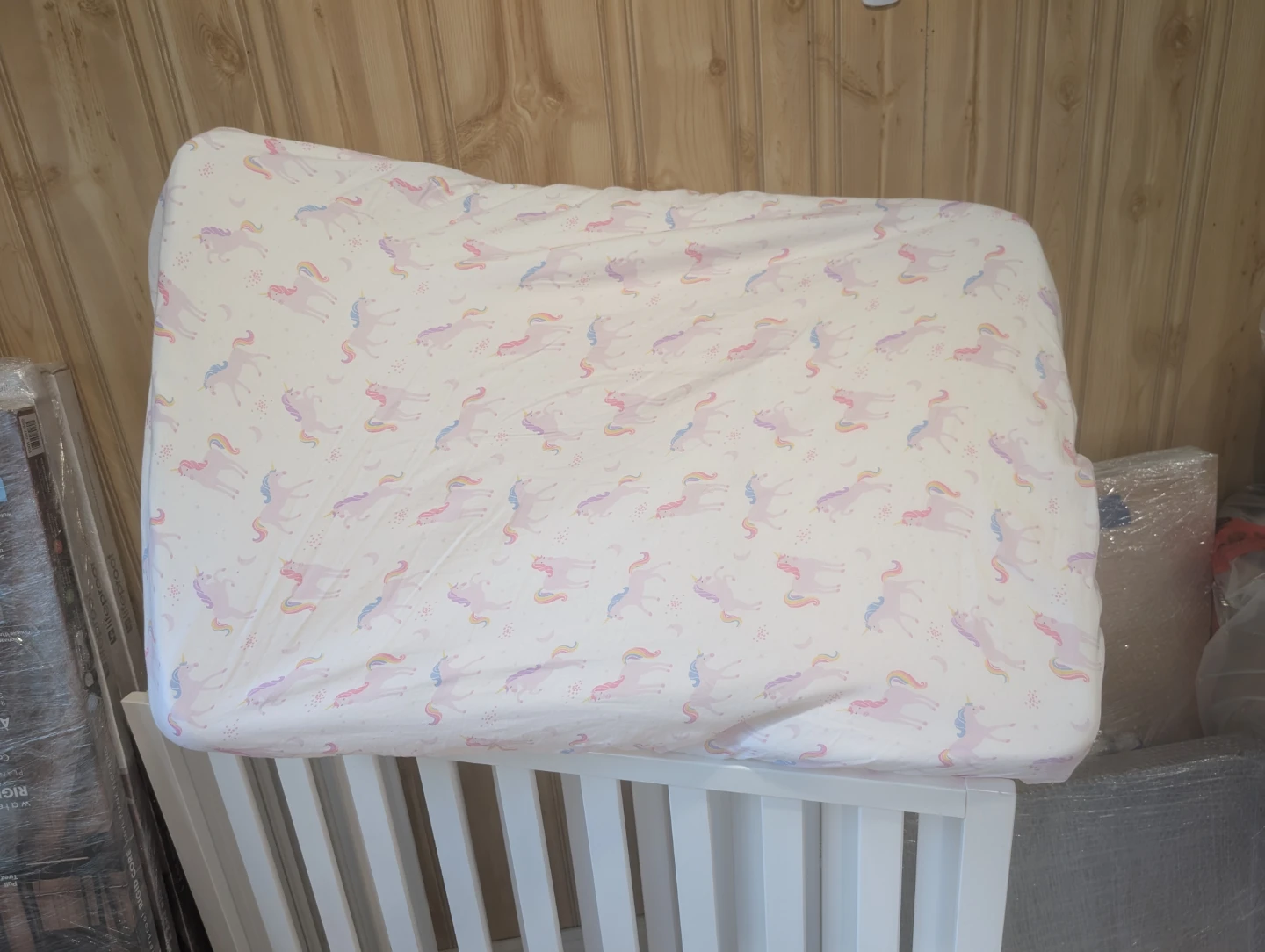 White wooden mini crib with mattress and unicorn sheet - photo 3