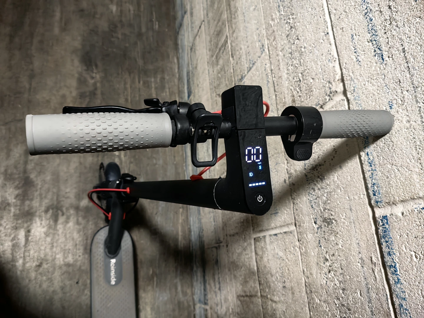 Roamside electric scooter with charger - photo 2