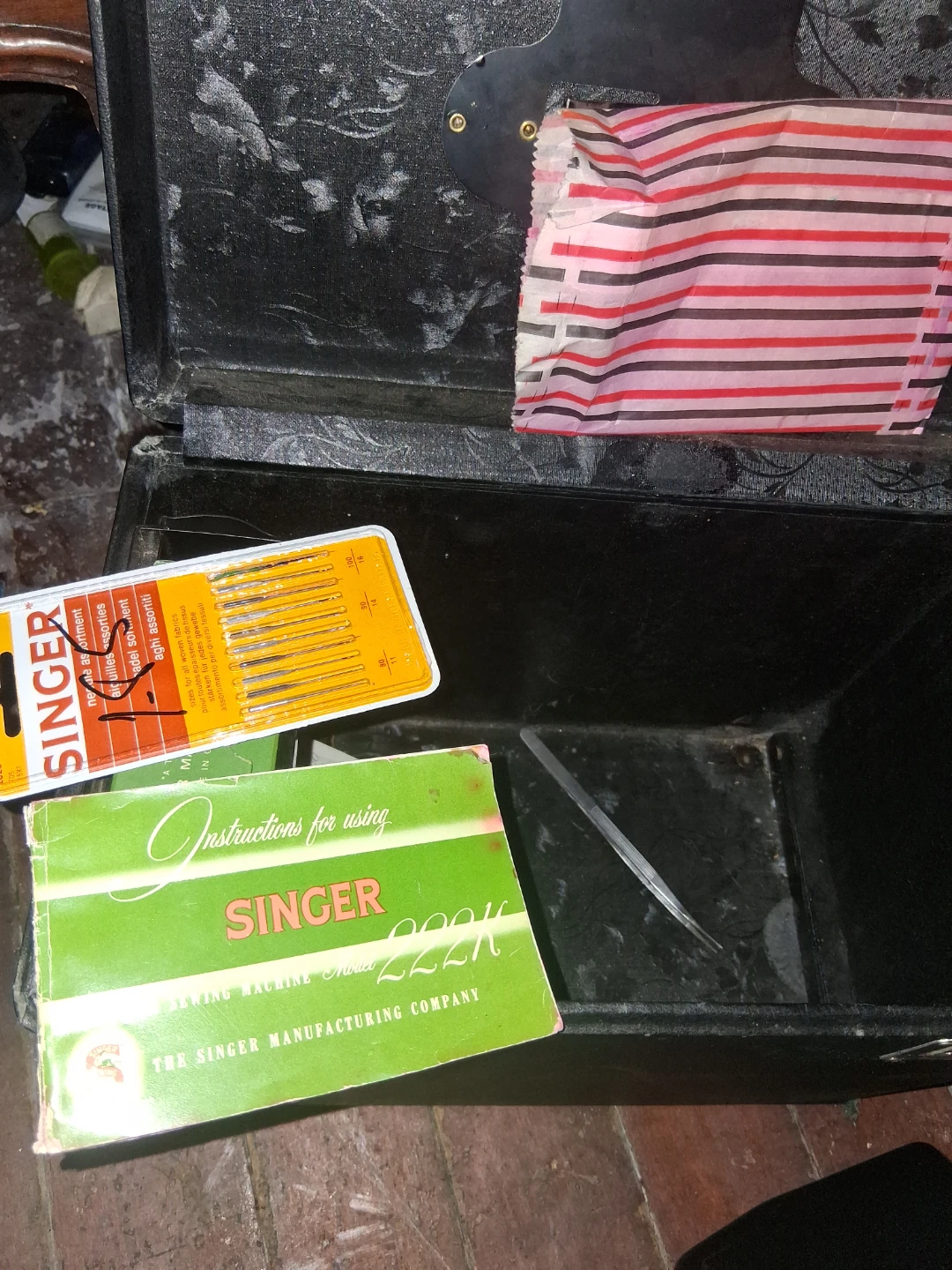 Singer Sewing Machine - photo 3