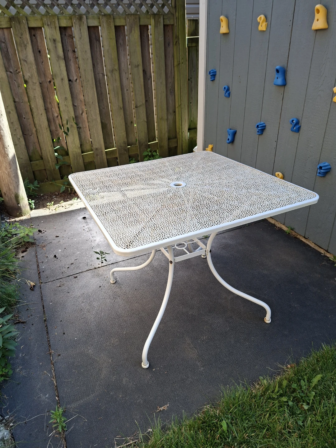 Free outdoor table