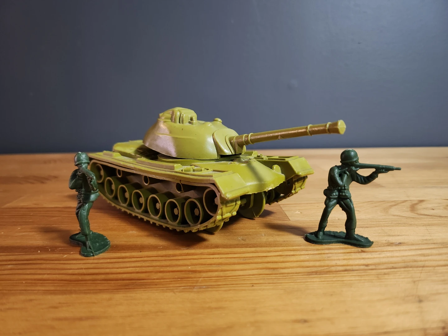 Plastic Toy Soldiers and Tank Set - photo 3